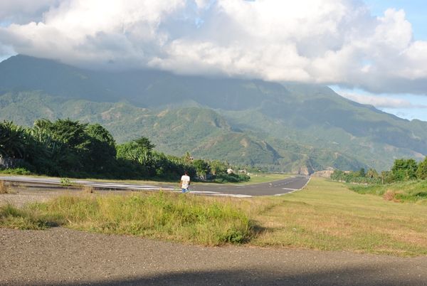 Gunung di ujung runway