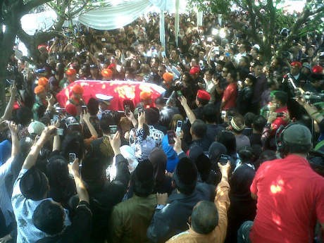 Upacara Pemakaman Dimulai, Riwayat Hidup Taufiq Dibacakan Upacara Pemakaman Dimulai, Riwayat Hidup Taufiq Dibacakan