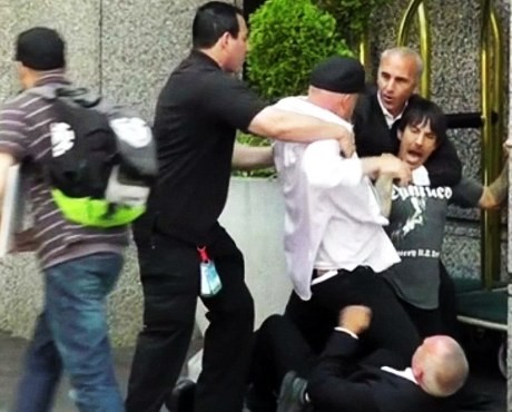 Duh! Vokalis \RHCP\ Adu Jotos dengan Bodyguard Rolling Stones Duh! Vokalis \RHCP\ Adu Jotos dengan Bodyguard Rolling Stones