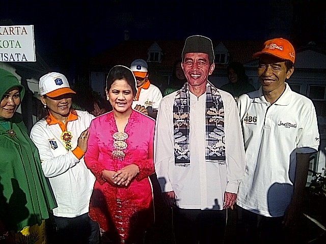 Didampingi Iriana, Jokowi Keliling di Bazar Monas Didampingi Iriana, Jokowi Keliling di Bazar Monas
