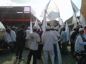 Massa FPI dan JAT Bersitegang dengan Polisi saat Sweeping Miras Massa FPI dan JAT Bersitegang dengan Polisi saat Sweeping Miras