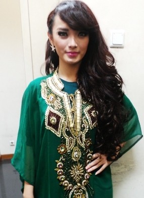 Minta Angpao, Zaskia \Gotik\ Berjejer Bak Ikan Sepat Minta Angpao, Zaskia \Gotik\ Berjejer Bak Ikan Sepat
