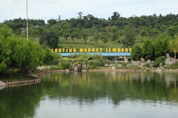 Kawasan seluas 7,2 hektar dengan danau di tengahnya ini menyediakan