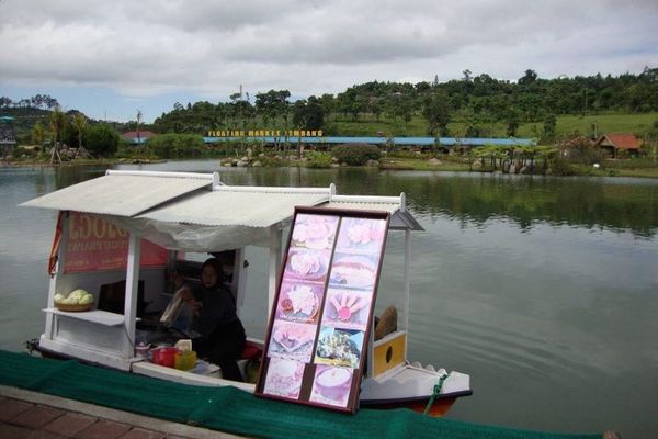 Floating Market Lembang ini buka setiap hari mulai pukul 08.00 WIB