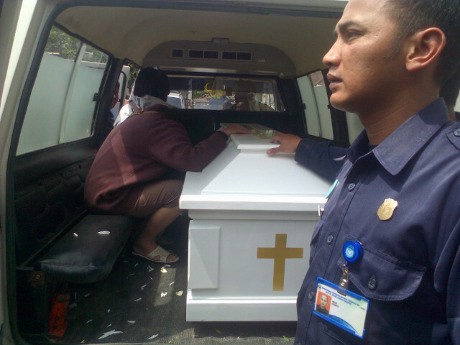 Jenazah Sisca Dibawa ke Rumah Duka, Keluarga Enggan Bicara Jenazah Sisca Dibawa ke Rumah Duka, Keluarga Enggan Bicara