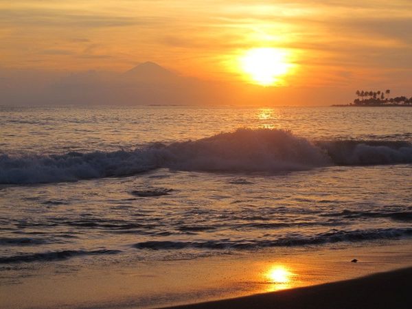 Pantai Senggigi Saat Senja, Tempat Spesial Untuk Katakan Cinta 094039_sengi1