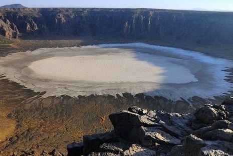 Fenomena Aneh di Arab Saudi, Kawah Gunung di Tengah Padang Pasir 123000_kawaharab1