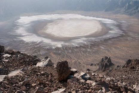 Fenomena Aneh di Arab Saudi, Kawah Gunung di Tengah Padang Pasir 123059_kawaharab4