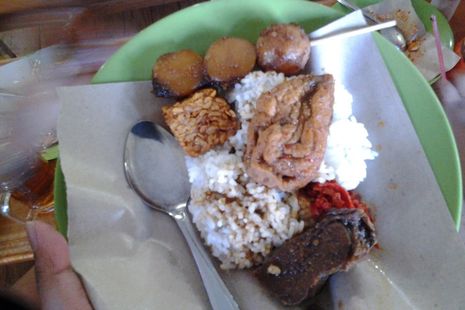 Nasi Jamblang Bu Nur emang maknyus !