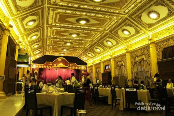 Beginilah suasana di dalam Karaweik Restaurant. Bertabur cahaya emas yang berkilauan. Para pengunjung dipersilahkan duduk sesuai antrian meja.