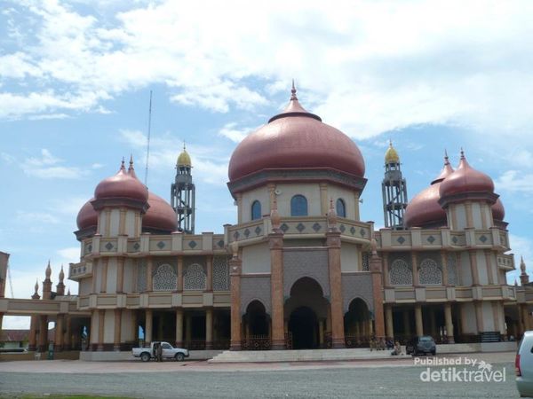 Masjid Agung Baitul Makmur ini terletak di kota Meulaboh, Kabupaten Aceh Barat