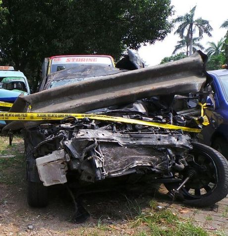 VIDEO KECELAKAAN MOBIL LACER DUL ANAK AHMAD DHANI DI TOL JAGORAWI Bentuk dan Kondisi Mobil Dul Anak Ahmad Dhani Kecelakaan Maut Mobil Di Tol Jagorawi 2013