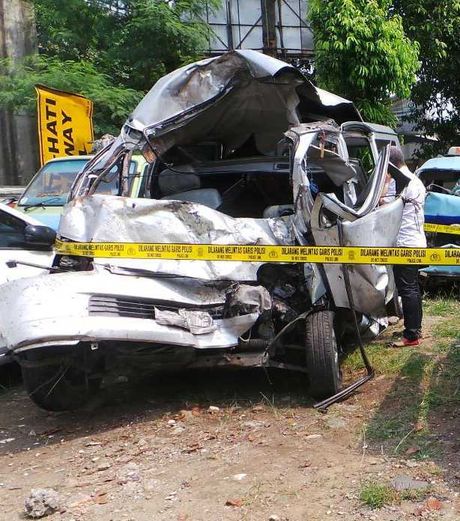 GAMBAR BENTUK KONDISI MOBIL GRAND MAX-AVANZA KASUS KECELAKAAN MAUT MOBIL DUL ANAK AHMAD DHANI TOL JAGORAWI Polisi Pastikan Dul Tidak Punya SIM