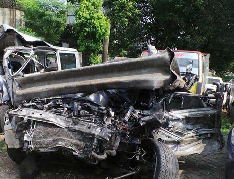 KUMPULAN FOTO KECELAKAAN MOBIL LACER DUL ANAK AHMAD DHANI DI TOL JAGORAWI Bentuk dan Kondisi Mobil Dul Anak Ahmad Dhani Kecelakaan Maut Mobil Di Tol Jagorawi 2013