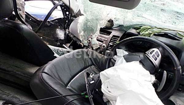 \Dililit\ Pembatas Jalan, Ini 8 Foto Dahsyatnya Kerusakan Mobil Dul \Dililit\ Pembatas Jalan, Ini 8 Foto Dahsyatnya Kerusakan Mobil Dul