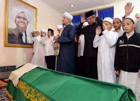 FOTO ACARA PEMAKAMAN HABIB MUNZIR MAJELIS RASULLAH Presiden SBY dan Ribuan Orang Antar Antar Habib Munzir ke Pemakaman Habib Di Kuncung