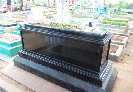 Adik Uje: Pusara Uje Direnovasi Seperti Makam Para Wali Adik Uje: Pusara Uje Direnovasi Seperti Makam Para Wali