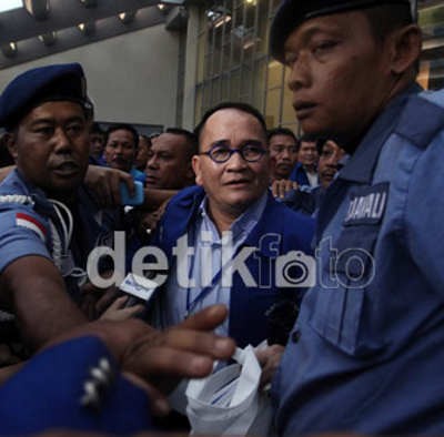 Ditolak Jadi Ketua Komisi III, Ruhut Tertawa Termehek-mehek Ditolak Jadi Ketua Komisi III, Ruhut Tertawa Termehek-mehek
