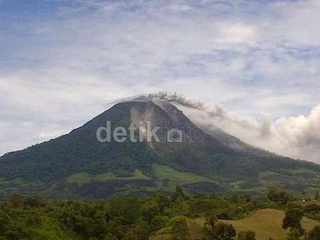 Pengungsi Korban Letusan Gunung Sinabung Mulai Dipulangkan Hari Ini Pengungsi Korban Letusan Gunung Sinabung Mulai Dipulangkan Hari Ini
