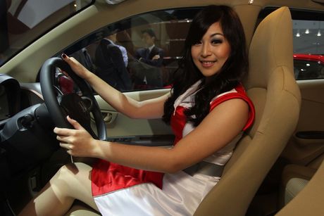 Foto SPG Cantik Pameran Mobil IIMS 2013