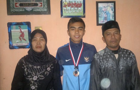 Bangganya Saiful Si Pedagang Pakaian Keliling, Anaknya Harumkan \Merah Putih\ Bangganya Saiful Si Pedagang Pakaian Keliling, Anaknya Harumkan \Merah Putih\
