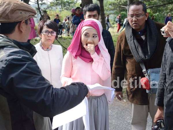 Mengintip Aksi Perdana Fatin Syuting Film di Austria Mengintip Aksi Perdana Fatin Syuting Film di Austria