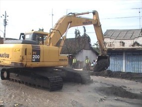 Mobil Backhoe Nyangkut di Jembatan Penyeberangan Orang di Pancoran Mobil Backhoe Nyangkut di Jembatan Penyeberangan Orang di Pancoran