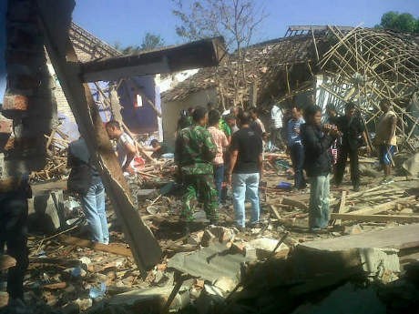 Ledakan di Bondowoso, Diduga Ada Korban Tertimbun Reruntuhan Rumah Ledakan di Bondowoso, Diduga Ada Korban Tertimbun Reruntuhan Rumah