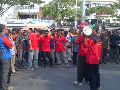 Pegawai Outsourcing PLN Ancam Akan Padamkan Listrik Se-Jateng dan DIY Pegawai Outsourcing PLN Ancam Akan Padamkan Listrik Se-Jateng dan DIY