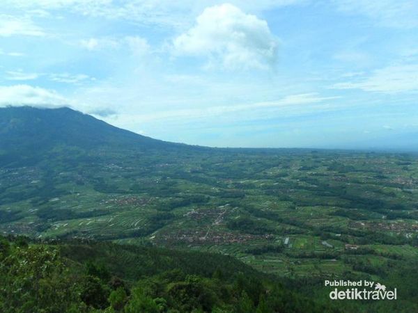 Gunung Sumbing yang menawarkan eksotisme pemukiman dibawahny