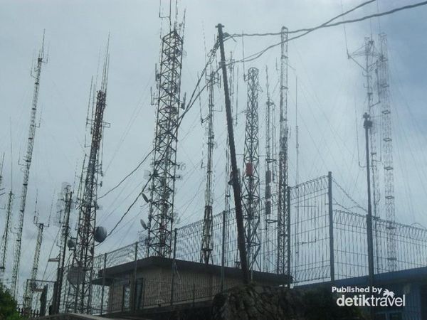 Puncak Telomoyo dengan puluhan towernya