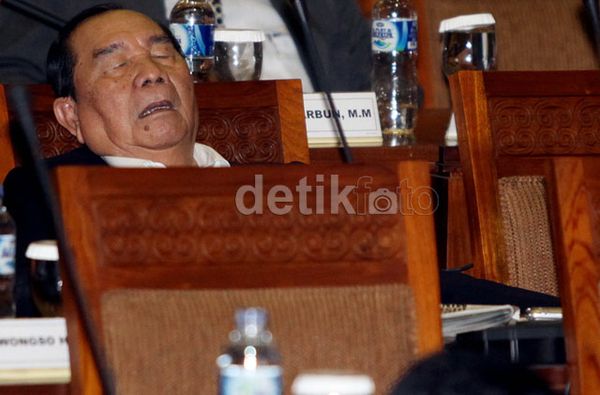 (Full Pic) Lagi, Anggota DPR Tidur Pulas Saat Rapat Paripurna