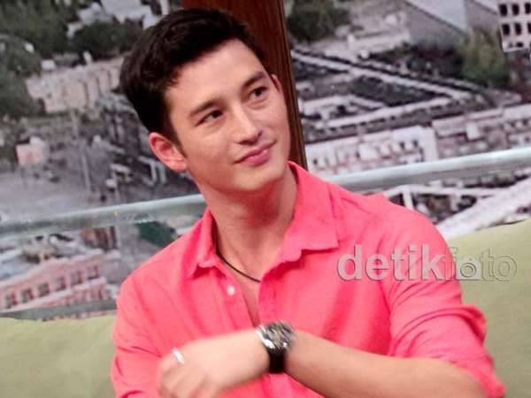 Mike Lewis Berbaju Pink Mike Lewis Berbaju Pink