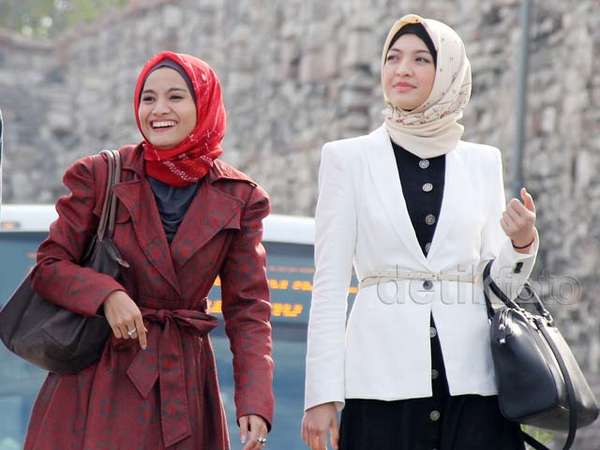 Acha Septriasa dan Raline Shah Berhijab di Turki Acha Septriasa dan Raline Shah Berhijab di Turki
