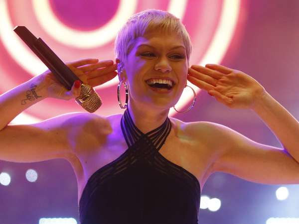 Senyum Sumringah Jessie J di London Senyum Sumringah Jessie J di London