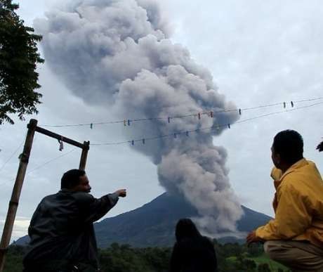 Gunung Sinabung Kembali Erupsi Malam Ini Gunung Sinabung Kembali Erupsi Malam Ini