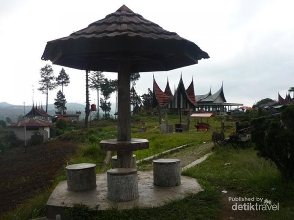 Download this Bukit Tempat Melihat Pemandangan Danau Atas Dan Bawah picture