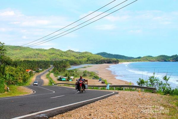 Melintasi Tepi Pantai (foto:Wendy S)