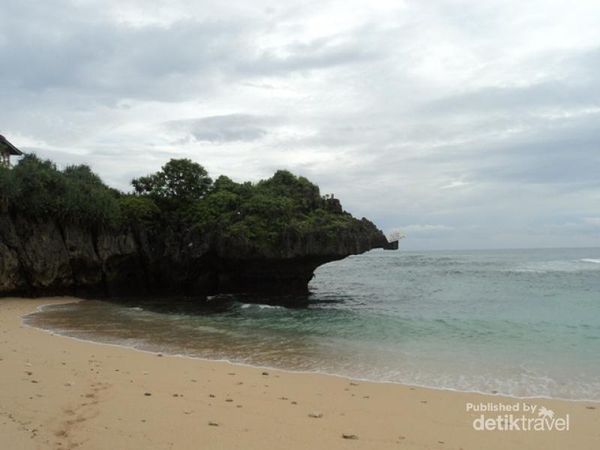 Pemandangan Pantai Krakal, sebelah timur.