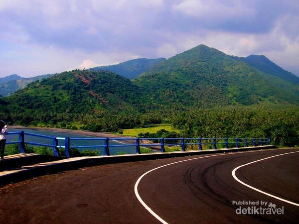 Bukit Malimbu berjarak 24 kilometer ke arah utara dari Kota Mataram, atau 10 kilometer ke arah utara dari Pantai Senggigi. Bukit ini berada di tengah-tengah antara Pantai Senggigi dan pelabuhan penyeberangan Bangsal, sehingga sering dijadikan tempat persinggahan bagi mereka yang akan menyebrang ke gili.