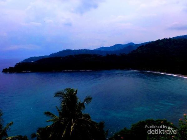 Bukit Malimbu menghadap ke barat, sehingga sangat ideal untuk menikmati panorama matahari terbenam. Biasanya pengunjung datang ke bukit ini di sore hari, memandang panorama matahari terbenam.