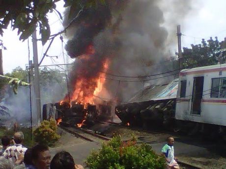 Ini Foto-foto Kebakaran Hebat Gerbong KRL Vs Truk Tangki di Bintaro  122038_penampakan