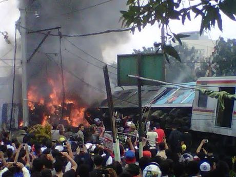 Ini Foto-foto Kebakaran Hebat Gerbong KRL Vs Truk Tangki di Bintaro  123132_1