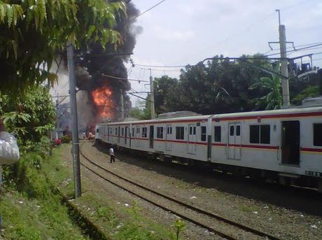 Ini Foto-foto Kebakaran Hebat Gerbong KRL Vs Truk Tangki di Bintaro  123233_3