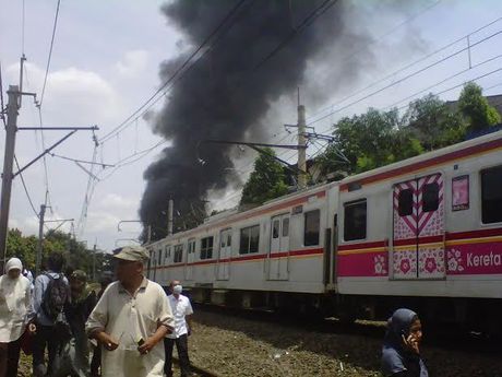 Ini Foto-foto Kebakaran Hebat Gerbong KRL Vs Truk Tangki di Bintaro  123256_4