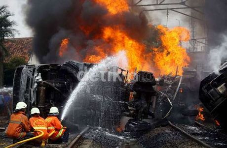 Ini Foto-foto Kebakaran Hebat Gerbong KRL Vs Truk Tangki di Bintaro  180350_bintaro1