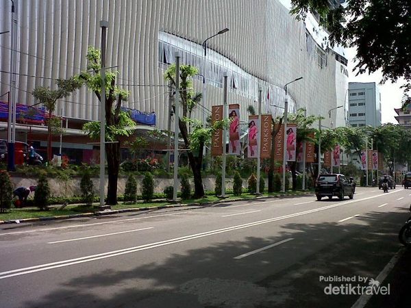 Mall Centre Point di depan Stasiun Kereta Api Bandara Kualanamu, sudah