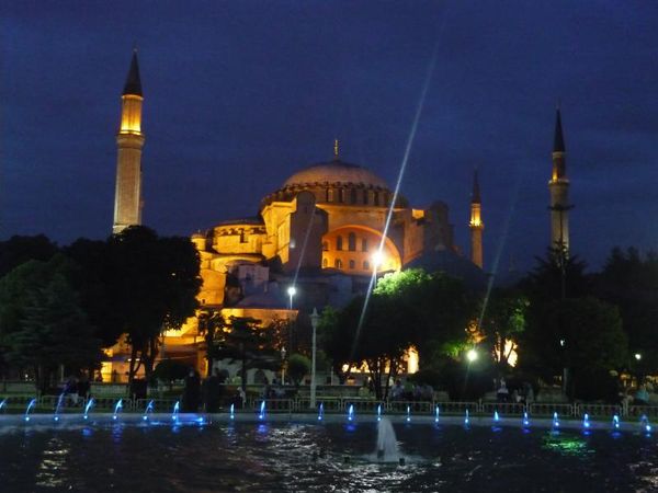 Hagia Sophia di malam hari