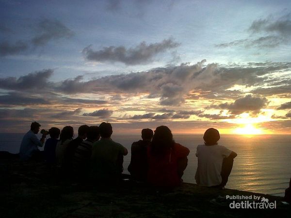 Sejumlah penikmat alam menyakdikan sang surya tenggelam