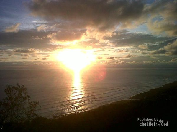 Matahari senja menyambut kedatangan kami di Parang Endog